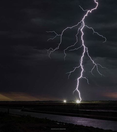 Foudre ramifiée avec power flash sur ligne MT et précurseur qui sort de la ligne pour tenté une connexion. 
Canal du Rhône à Sète à l'entrée de la Grande-Motte. - 06/08/2017 07:20 - Sébastien Galtier