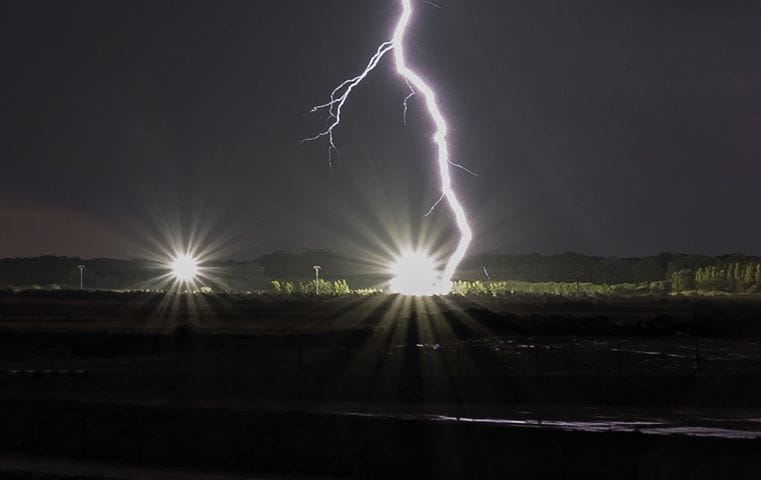 Foudre ramifiée avec power flash sur ligne MT et précurseur qui sort de la ligne pour tenté une connexion. 
Canal du Rhône à Sète à l'entrée de la Grande-Motte. - 06/08/2017 07:20 - Sébastien Galtier