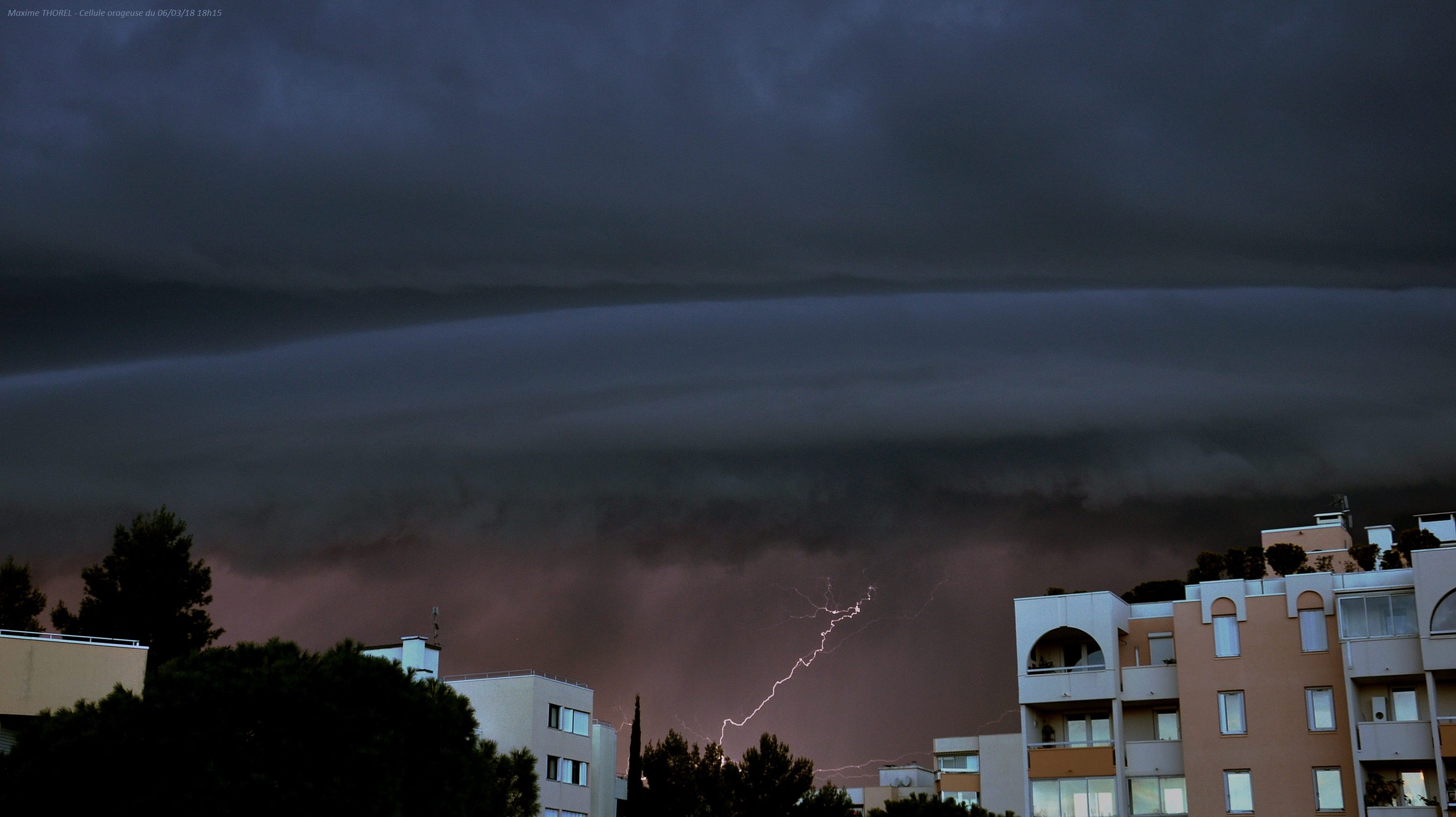 Arcus et impact de foudre sous une cellule orageuse ayant balayé Montpellier en fin d'après midi de ce mardi - 06/03/2018 18:10 - Maxime THOREL