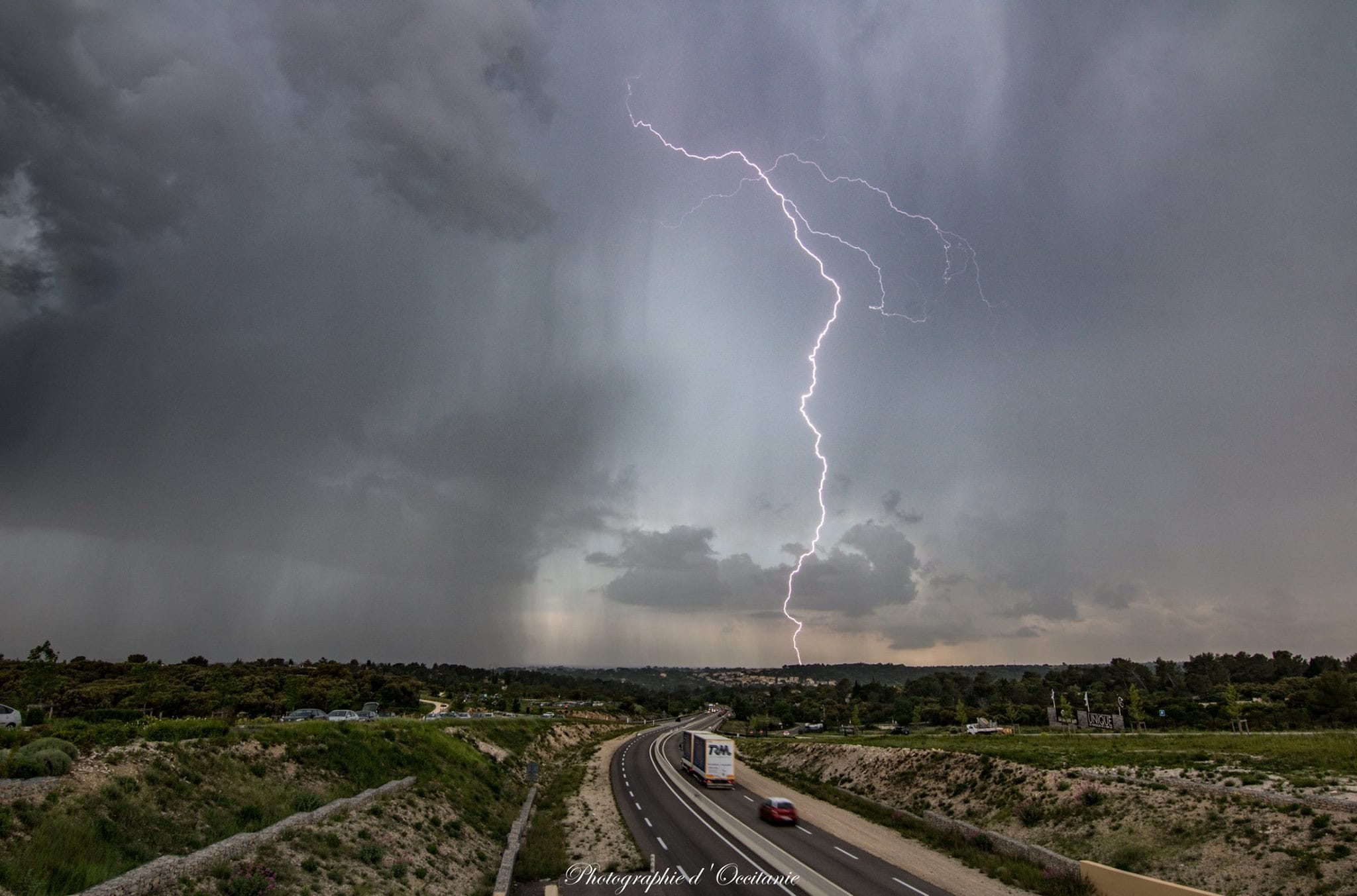 Jolie cellule orageuse sur le Gard, impact ramifié sur le Nîmois - 08/05/2018 19:00 - Photographie d'Occitanie