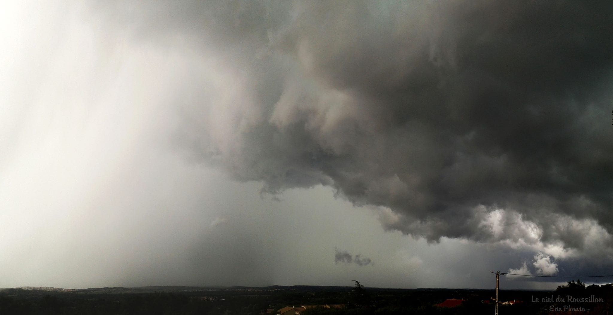 Il y a eu un violent orage sur la plaine/littoral des Pyrénées Orientales. Un arcus est passé sur le Roussillon en apportant pluie diluvienne, vent violent, et grêle généralisée (parfois même des grêlons de 4-5cm ont été reportés). Depuis Montesquieu-des-Albères, à l'extrême sud de la cellule, nous avons été tangenté, mais nous avons pu admirer la structure. Concernant l'activité électrique elle fut importante sur le nord du département avant de s'atténuer en passant sur la plaine (moment des photos) pour reprendre en partant sur la côte - 10/07/2017 17:00 - Eric PLOUVIN