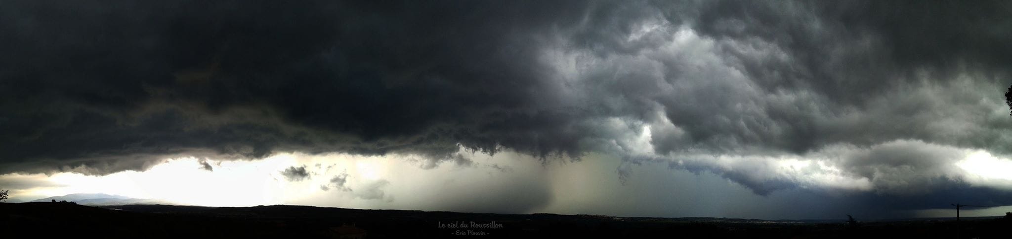 Il y a eu un violent orage sur la plaine/littoral des Pyrénées Orientales. Un arcus est passé sur le Roussillon en apportant pluie diluvienne, vent violent, et grêle généralisée (parfois même des grêlons de 4-5cm ont été reportés). Depuis Montesquieu-des-Albères, à l'extrême sud de la cellule, nous avons été tangenté, mais nous avons pu admirer la structure. Concernant l'activité électrique elle fut importante sur le nord du département avant de s'atténuer en passant sur la plaine (moment des photos) pour reprendre en partant sur la côte - 10/07/2017 17:00 - Eric PLOUVIN