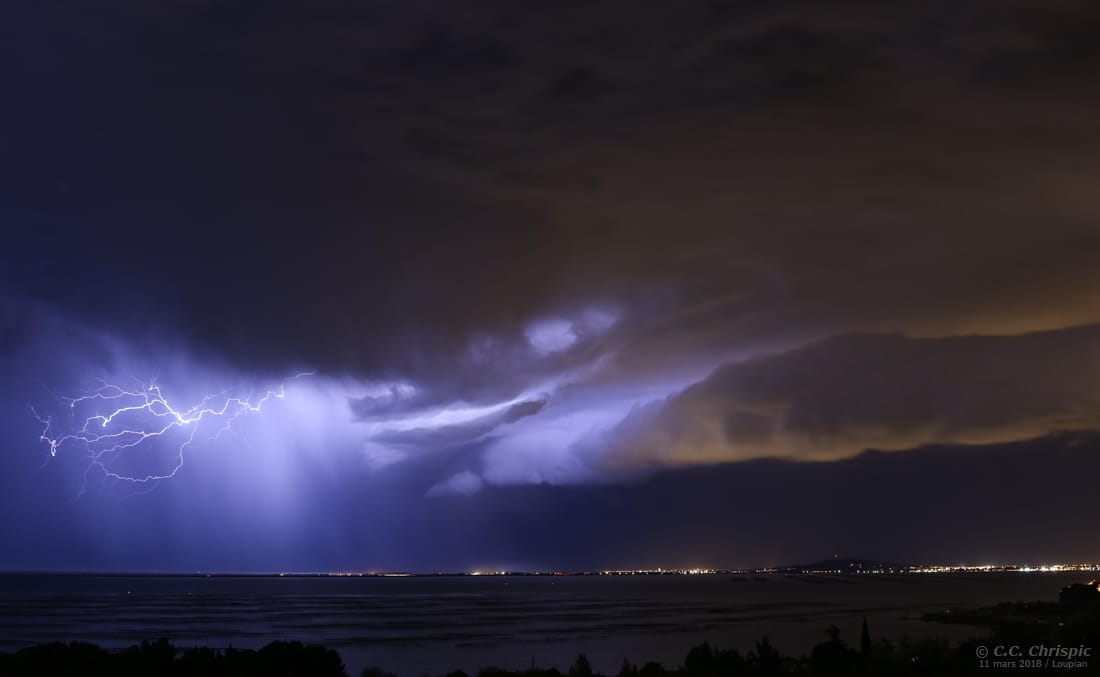 Orage en provenance de l'Aude/Ouest héraultais sur le bassin de Thau (Hérault). - 11/03/2018 20:44 - Christian Carmona