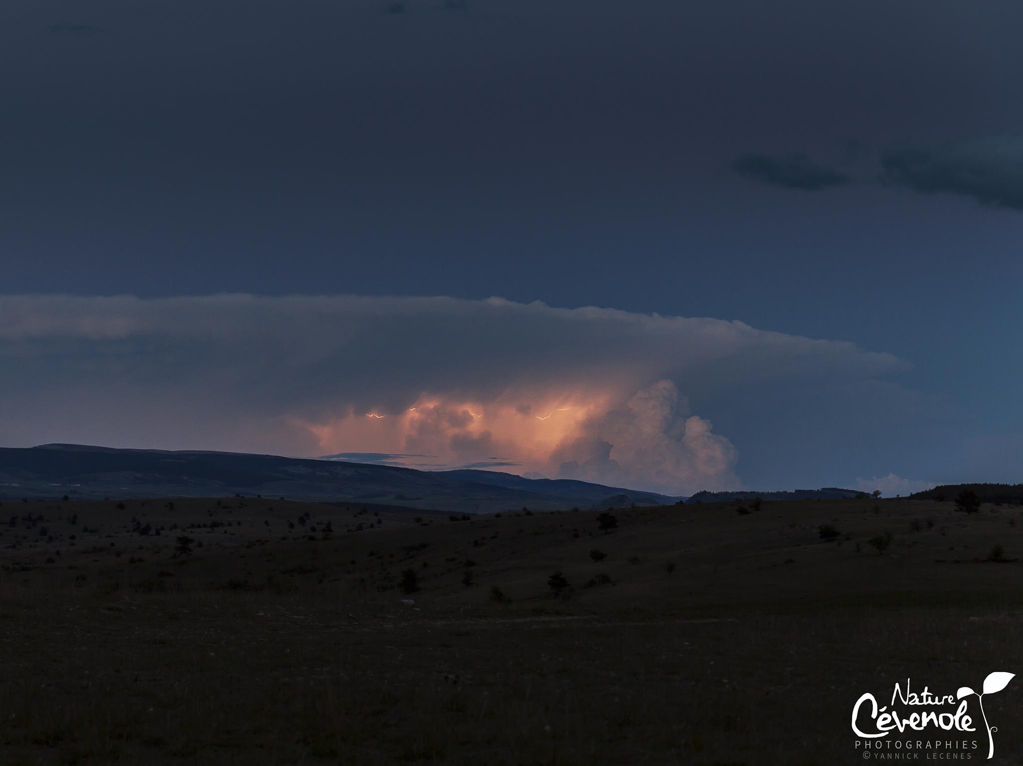 Cellule orageuse sur Valreas (34) vue depuis le Causse de Sauveterre en Lozère. - 13/05/2017 21:00 - Yannick LECENES