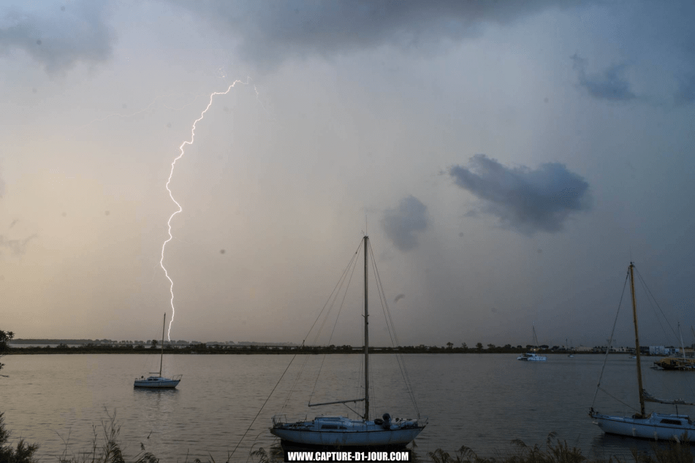 Orage entre Lunel et Port-Saint-Louis-du-Rhône en Languedoc. - 16/09/2016 12:00 - Anthony BRUNAIN