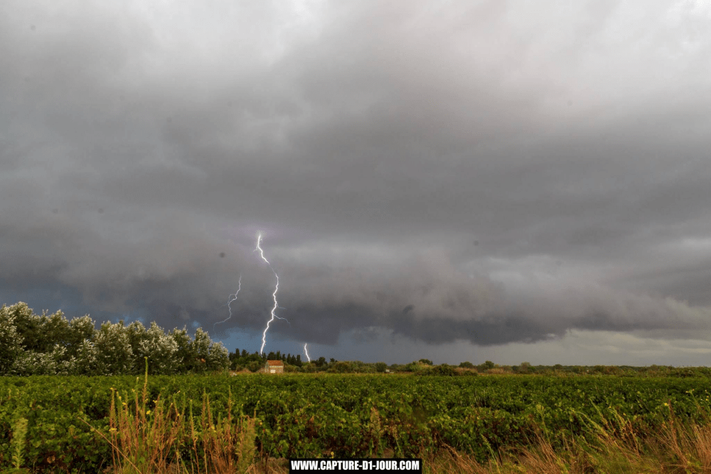 Orage entre Lunel et Port-Saint-Louis-du-Rhône en Languedoc. - 16/09/2016 12:00 - Anthony BRUNAIN