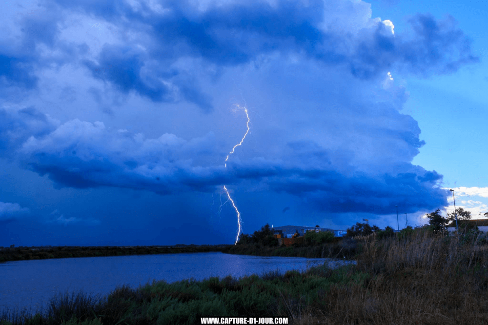 Orage entre Lunel et Port-Saint-Louis-du-Rhône en Languedoc. - 16/09/2016 12:00 - Anthony BRUNAIN