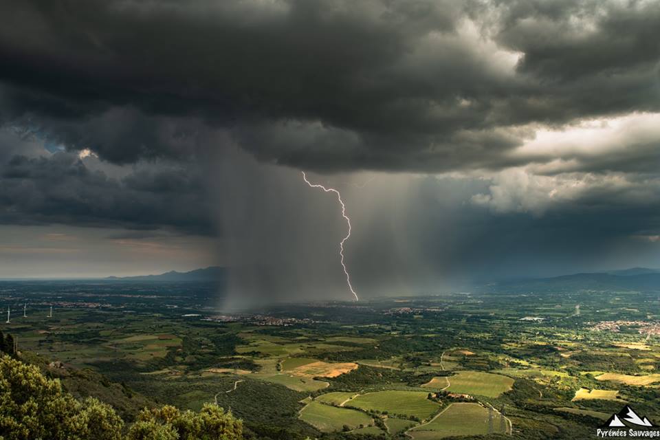 Cliché de l'orage sur la plaine du Roussillon depuis ForçaRéal - 19/05/2018 16:00 - Julien Rouge
