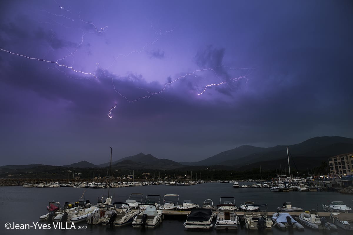 orage hier soir (le 23/07/2017) vers 20h30 sur le port d'Argelès sur Mer dans les PO (66) - 23/07/2017 20:36 - jean-yves villa