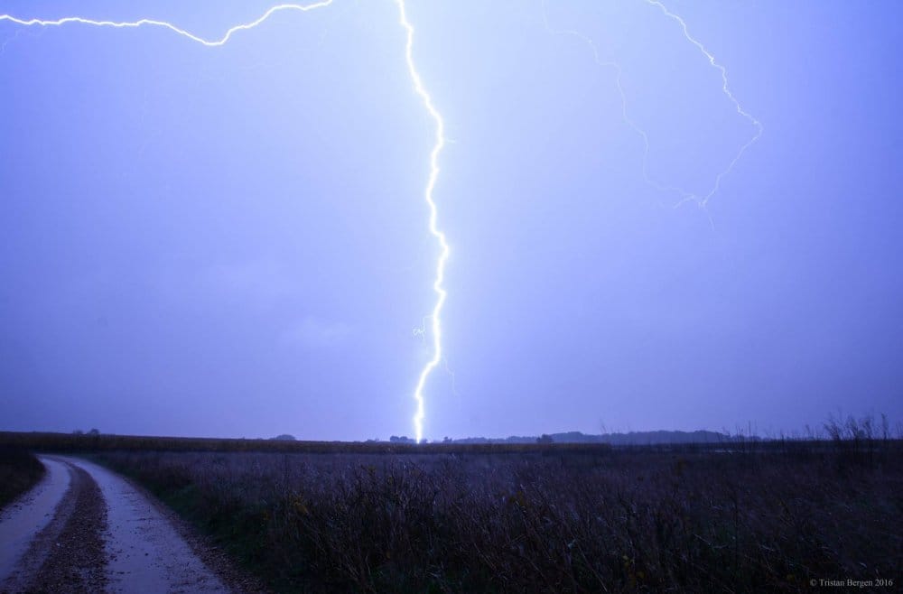 Impact de foudre proche à Vauvert dans le Gard. - 24/11/2016 03:00 - Tristan BERGEN