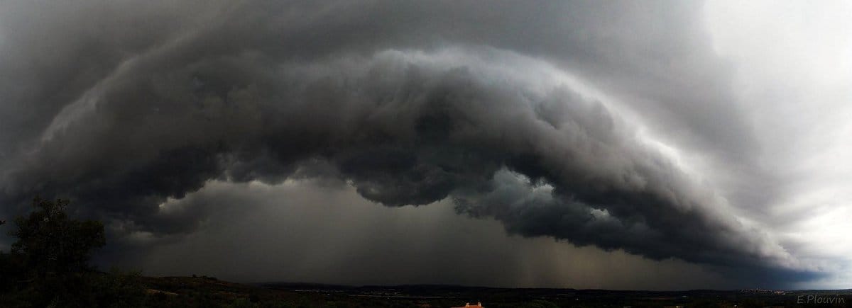 Orage avec arcus imposant sur le Roussillon, vue ici depuis Montesquieu-des-Albères (66). - 25/09/2016 18:00 - Eric PLOUVIN