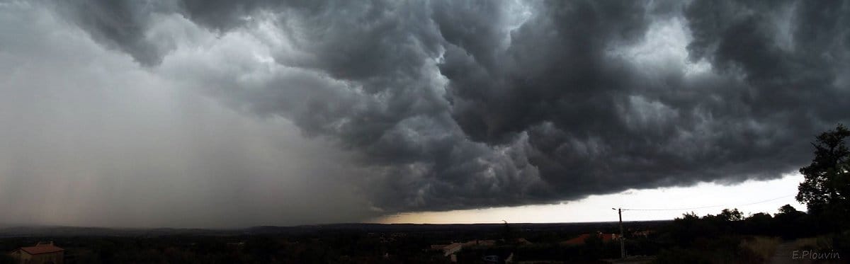 Orage avec arcus imposant sur le Roussillon, vue ici depuis Montesquieu-des-Albères (66). - 25/09/2016 18:00 - Eric PLOUVIN