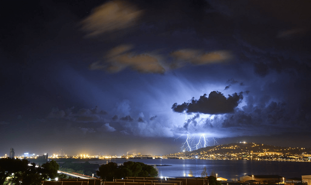 Orage derrière la ville de Sète dans l'Hérault. - 26/11/2016 02:00 - Tristan BERGEN