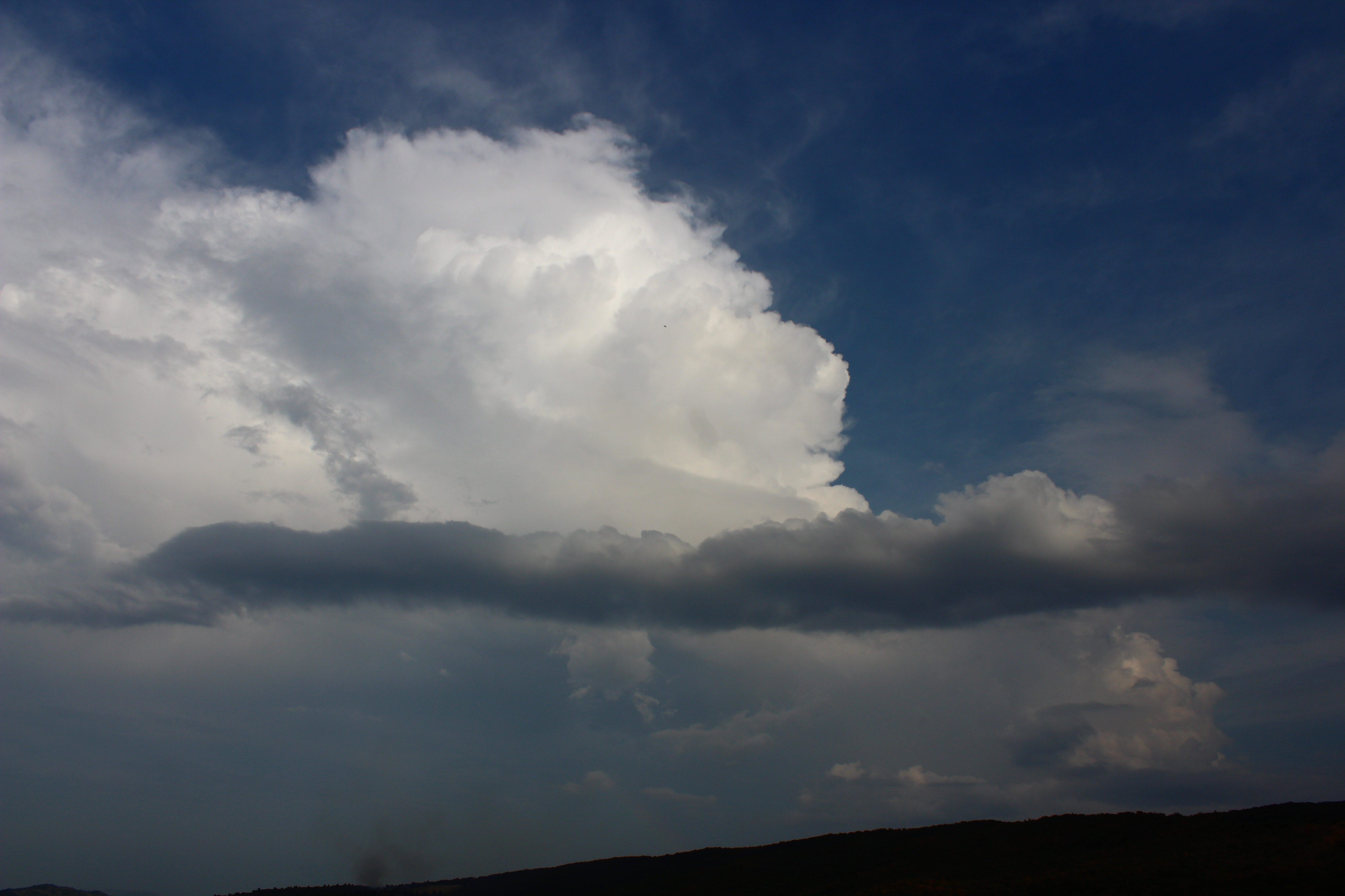 Incendie consécutif à un orage. La colline du Taïch, au-dessus de Limoux avait été foudroyée peu de temps avant que l'incendie s'y déclare - 29/08/2017 18:29 - Pierrick Bazus