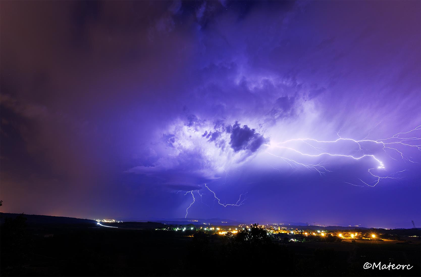 Cellule orageuse entre 3H et 6H30 sur les hauteurs de la vallée de l'Hérault - 31/07/2016 06:00 - Mateo RC Photographie