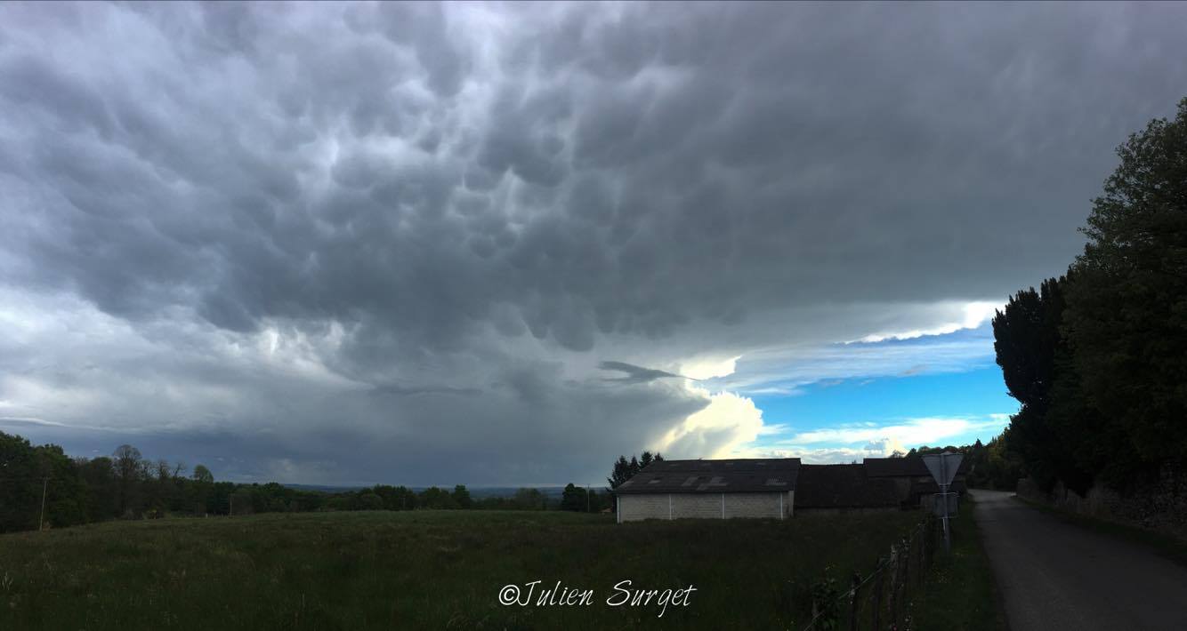 Etalement d'un orage au sud de Limoges avec mammatus. - 11/05/2017 19:00 - Julien SURGET