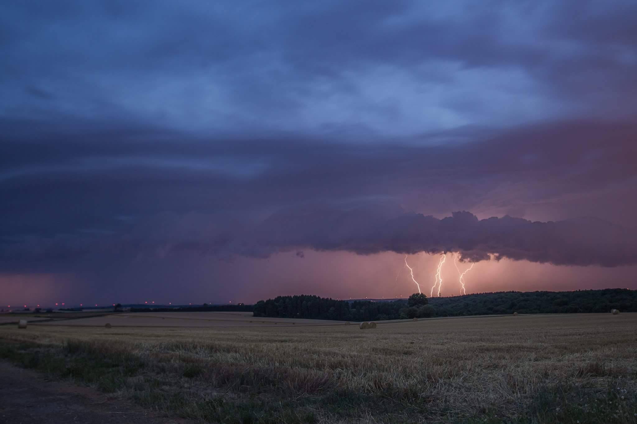 Orage sur le nord lorrain, ici au parc éolien de Fillieres. - 06/07/2017 23:00 - Valentin SEVERIN