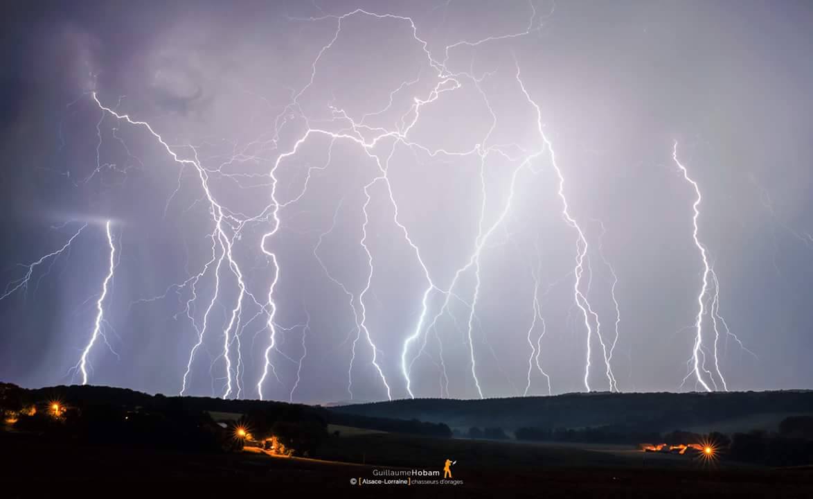 Activité électrique intense sous cet orage photographié près de Metz (superposition totalisant 4 minutes de pose). - 08/06/2016 01:00 - Guillaume HOBAM