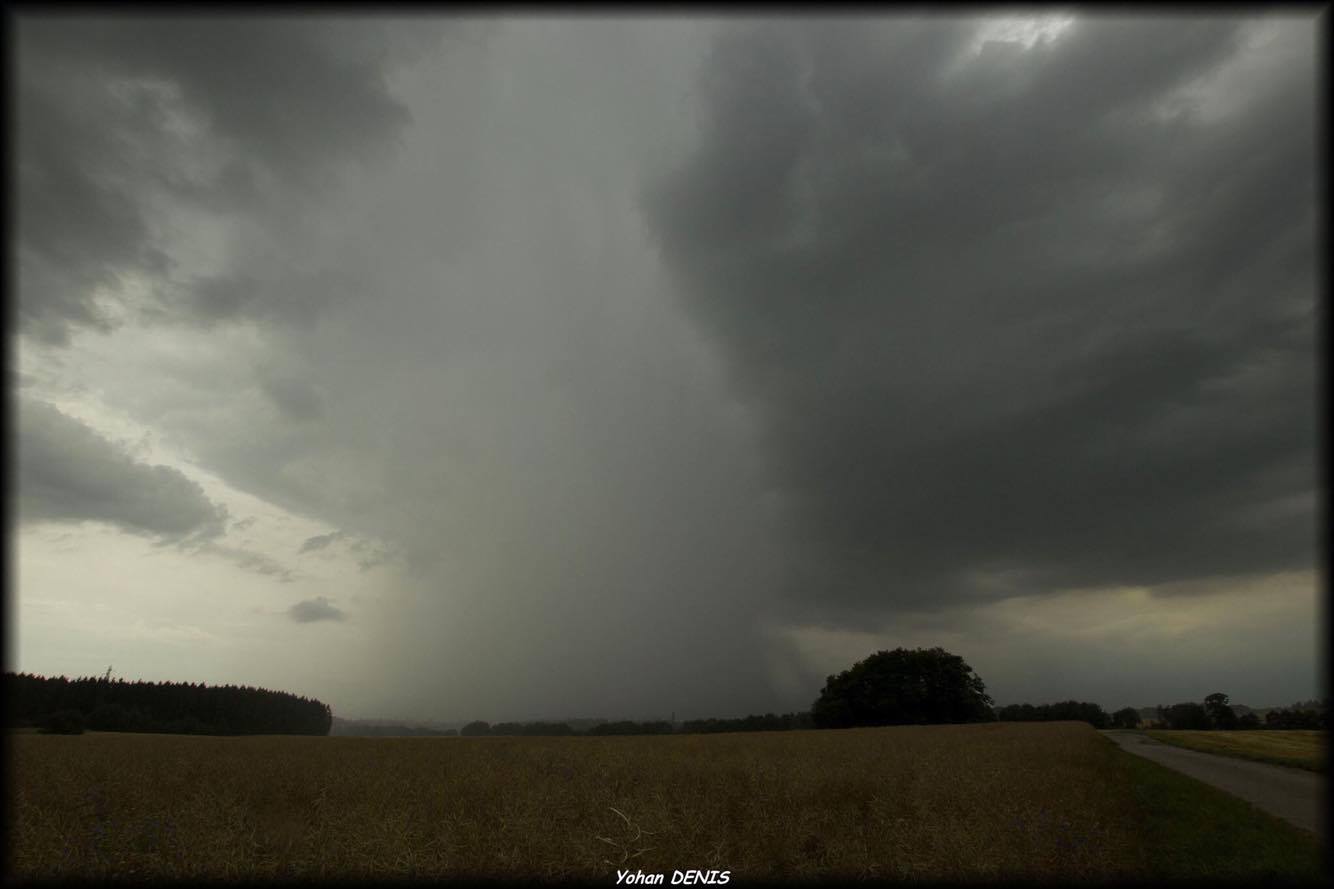 Petit orage mais actif tout à l'heure sur le pays haut lorrain, secteur de Thil-Hussigny (54). Forte pluie, grêle et forte activité intranuageuse. - 09/07/2017 17:00 - Yohan DENIS