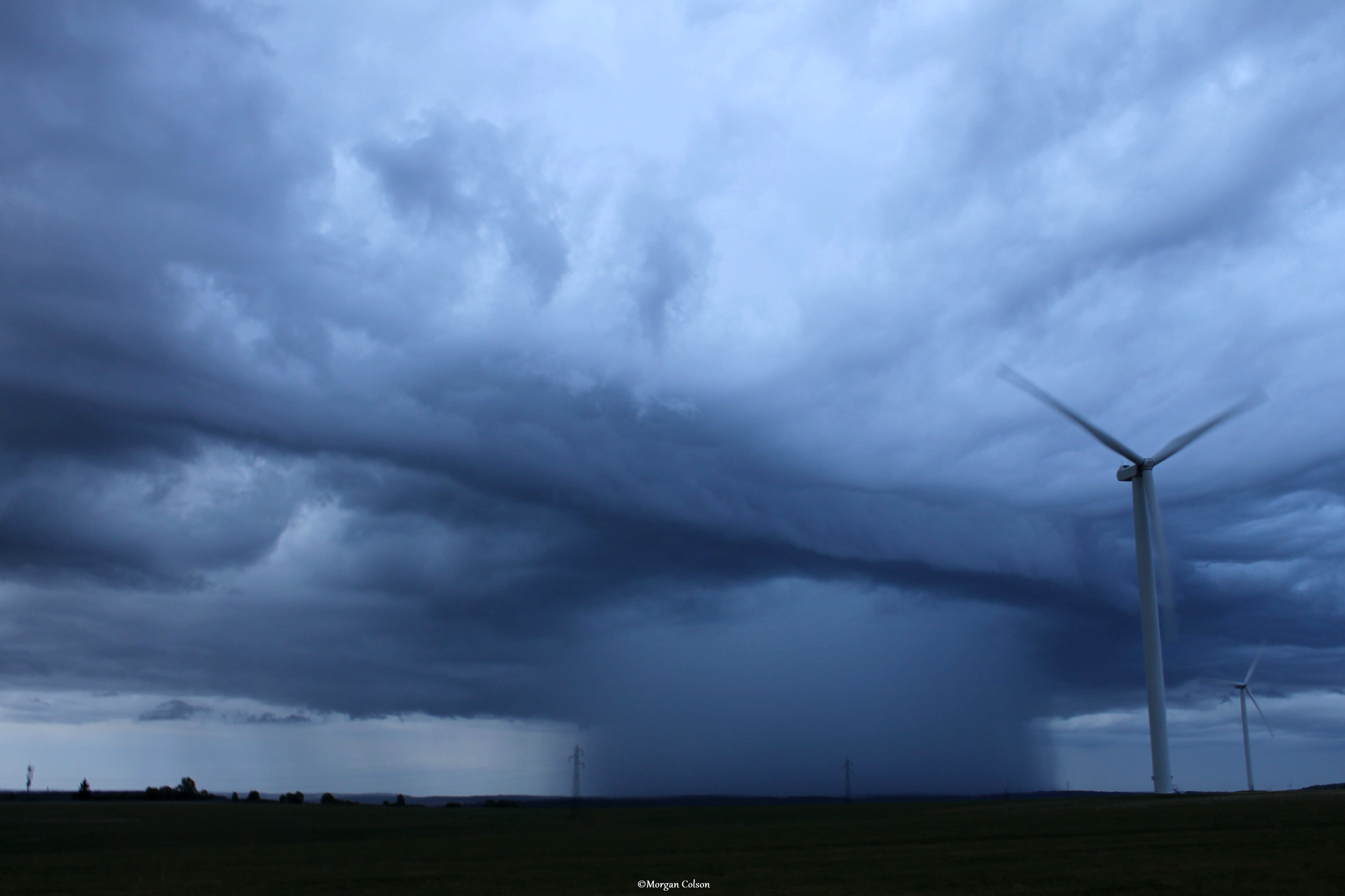 Structure en forme d'arcus mal dessiné mais avec un rideau de précipitations intenses .
Prise de vue à St Aubin (55). - 09/07/2017 21:42 - Morgan Colson