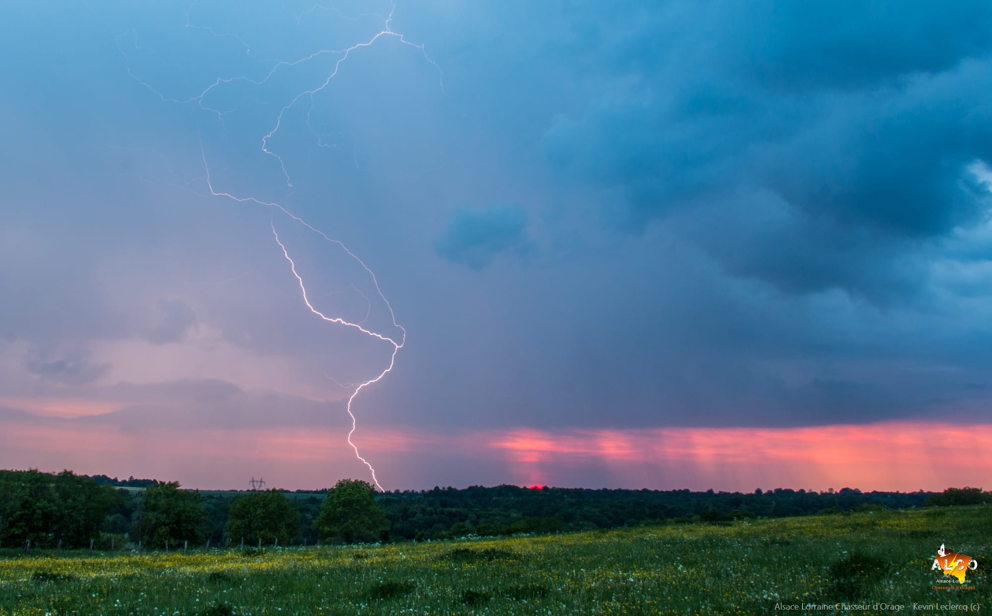 Foudre sous une cellule bien active au coucher du soleil dans le saintois (SO 54) en Lorraine :) - 09/05/2018 21:00 - Kevin Leclercq