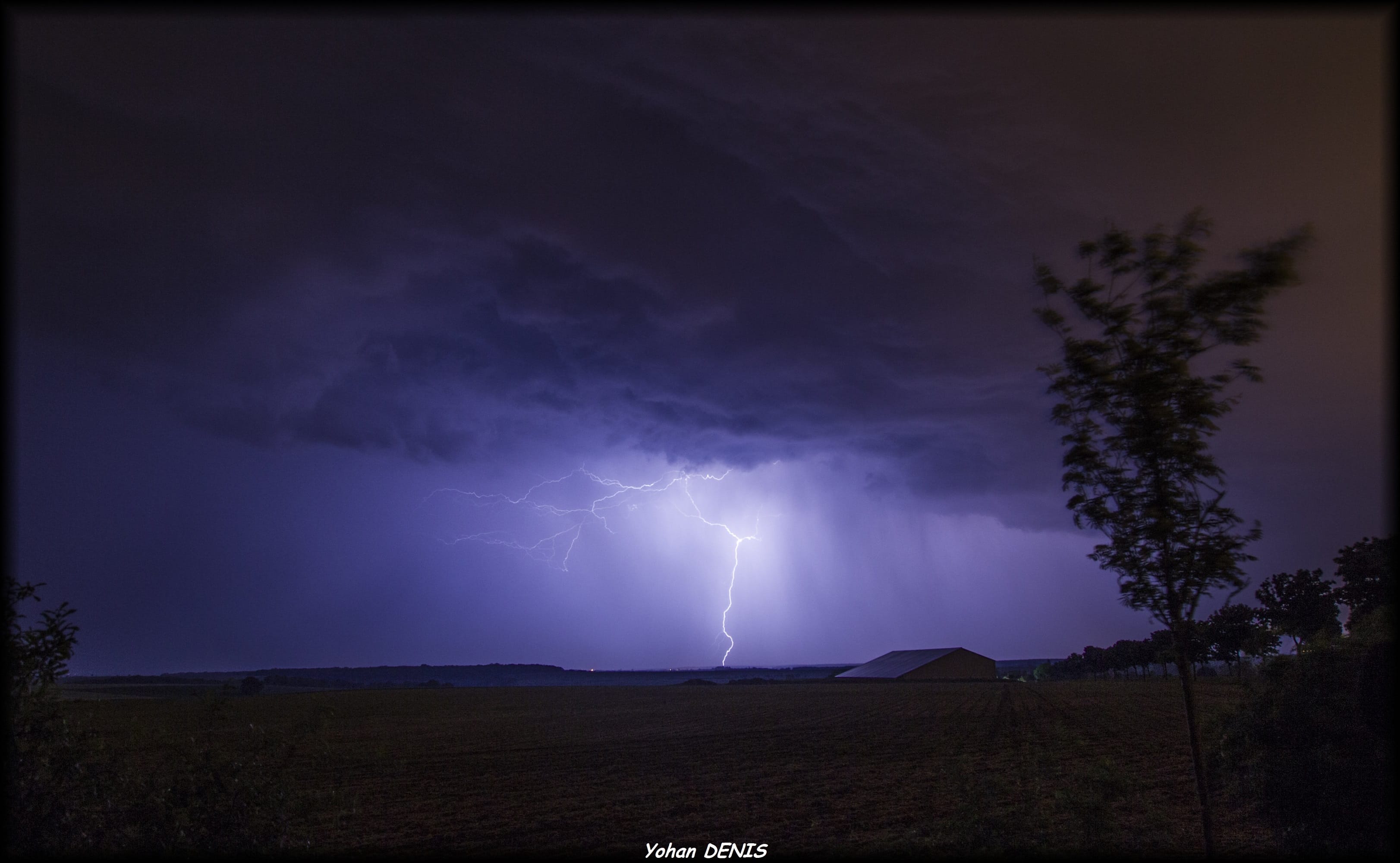 Orage stationnaire actif dans la nuit du 09 au 10 Mai entre Jarny et Mars-la-Tour (54), il restera sur place pendant plus d'une heure avant de remonter vers le Nord du département. - 10/05/2018 00:30 - Yohan DENIS