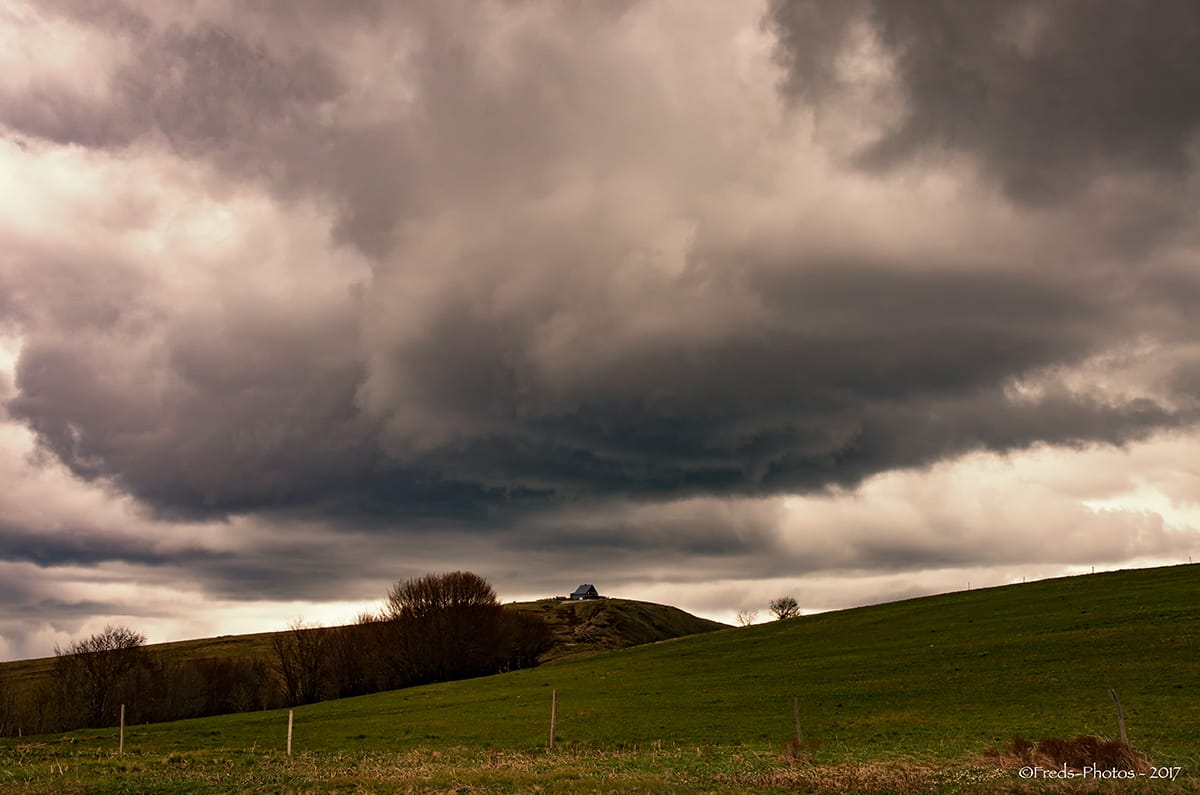 Belle couverture nuageuse au dessus du Hohneck (Vosges) ce 12 mai, juste avant une belle averse de gresille. - 12/05/2017 14:00 - Pascal FREDERIC