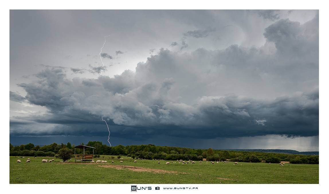 Superbe éclair extranuageux en Meurthe-et-Moselle. - 12/05/2017 17:00 - Bun's LORRAINE