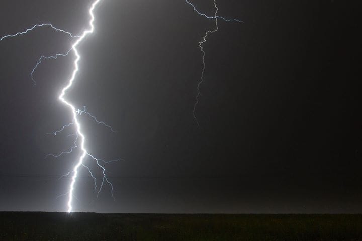 Impact de foudre à peine 1 ou 2 km devant moi cette nuit à Luttange (57) - 12/05/2018 23:00 - Valentin Severin