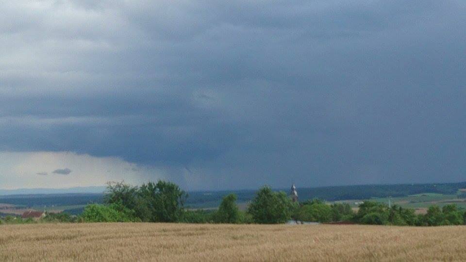 Formation d'un tuba aux alentours de Woustviller (57) . Le phénomène a été observé aux alentours de 16h15 et a durée environ 5 minutes - 13/07/2016 18:15 - Gilles Weber