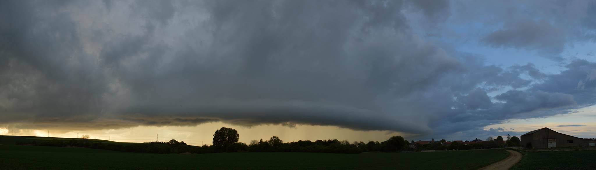 Panorama d'un arcus dans le Pays Haut en Lorraine aux alentours de 20h15. - 13/05/2017 20:00 - Thomas ROSSI