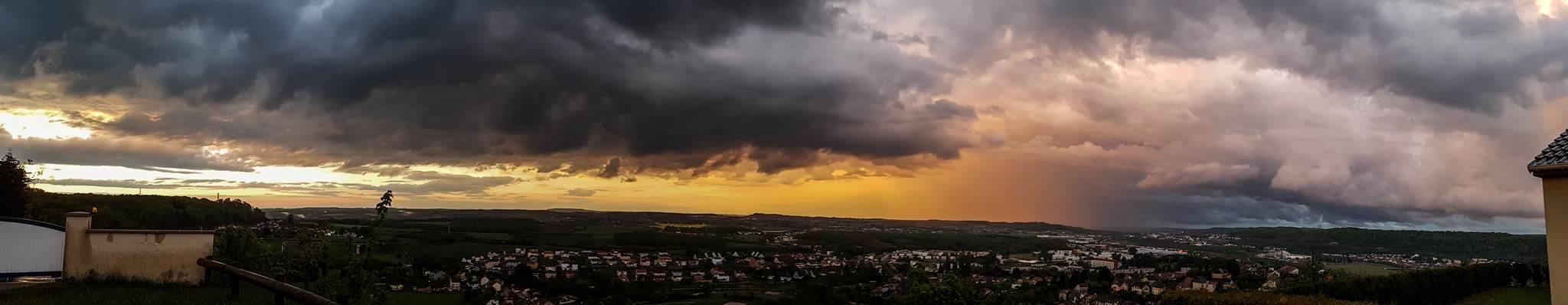 Arrière de l'orage du Pays Haut en Lorraine qui est passé en début de soirée avec une belle intensité. - 13/05/2017 21:00 - Loïc EBERHARD