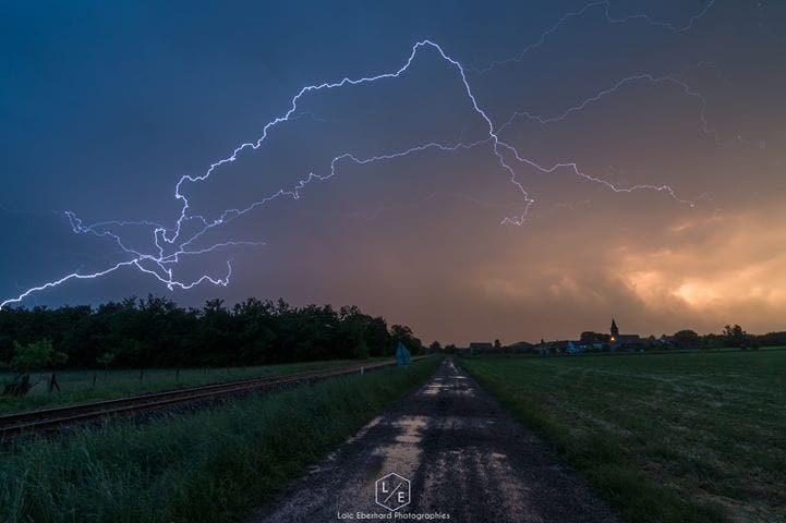 Magnifique éclair intranuageux ce soir près de Jarny (54) au passage d'une intense ligne d'orage - 14/05/2018 23:00 - Loïc Eberhard