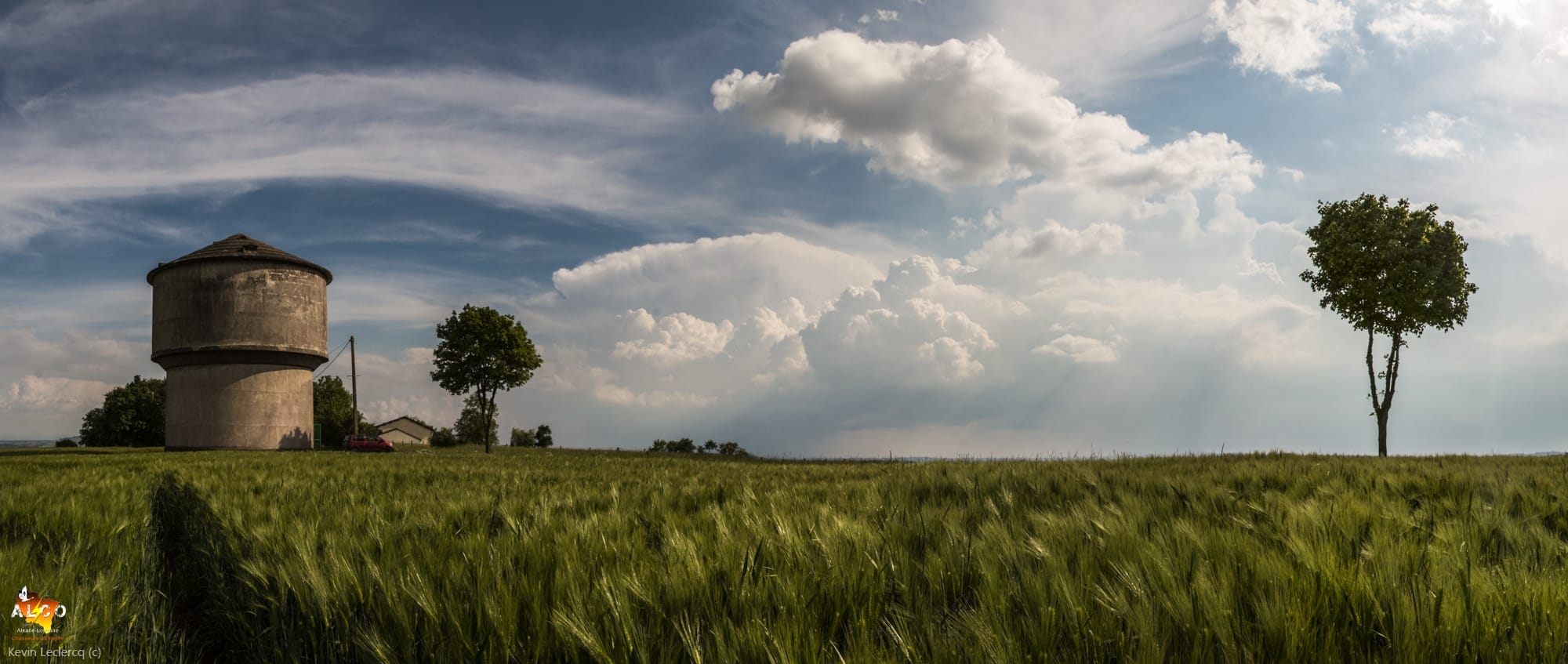 Après avoir donnée une bonne averse sur le centre lorrain, cette cellule se structure davantage en atteignant les Vosges, donnant un beau système orageux ! impressionnant enchaînement de jours d'orage sur le NE en tout cas ! - 15/05/2018 17:00 - Kévin Leclercq