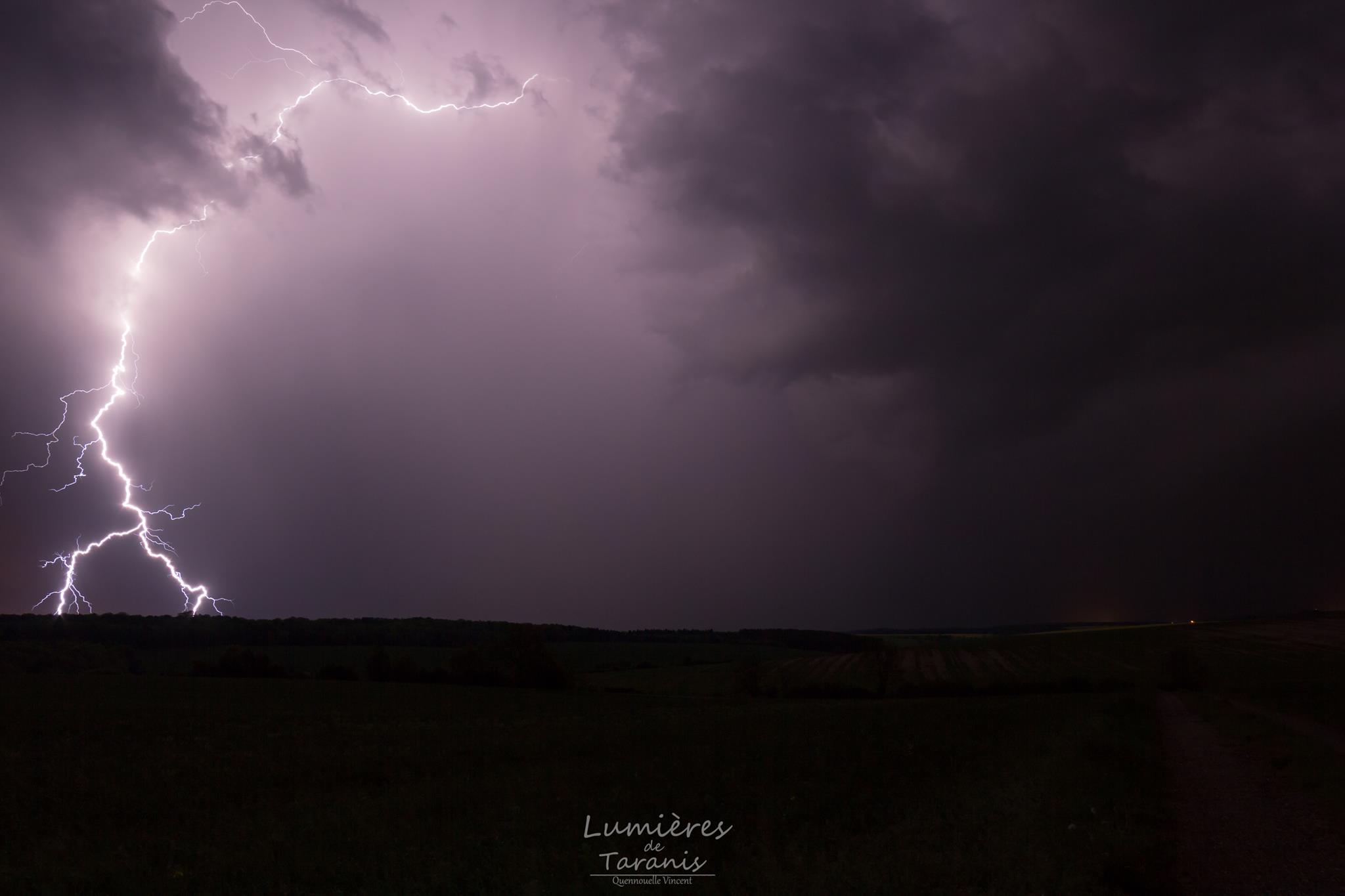 Orage qui a pris naissance dans le sud Meusien (secteur de Ménil-aux-Bois) - 18/05/2017 22:00 - Vincent QUENNOUELLE