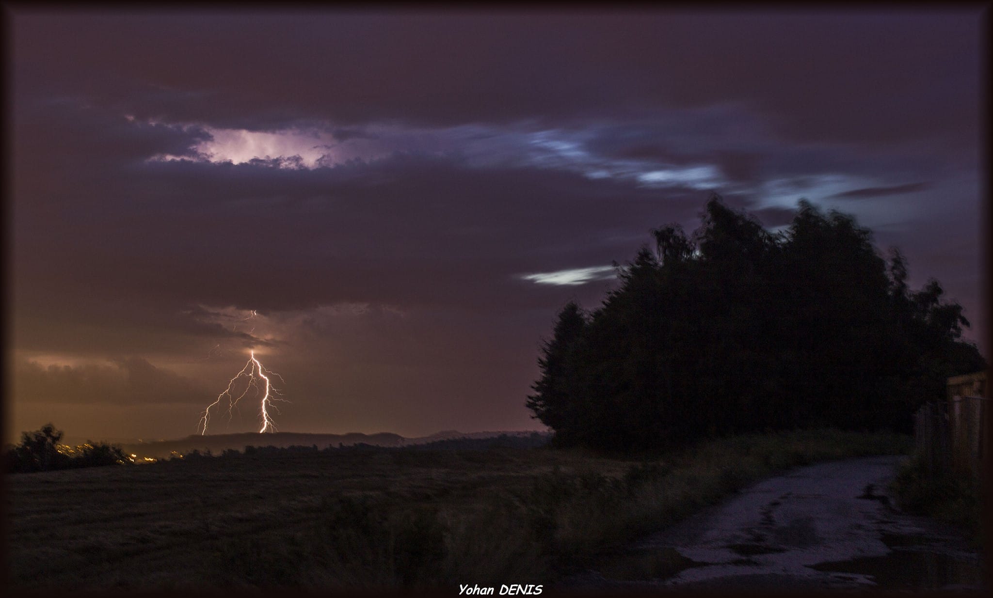 Photo qui conclut une nuit très électrique sur le Pays-Haut lorrain, à l'évacuation d'un fort orage.
La photo est prise depuis les hauteurs de Thil/ Villerupt (54) - 20/07/2017 04:00 - Yohann DENIS