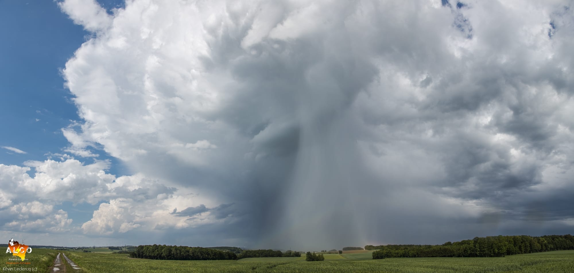 Petite mais puissante cellule grêligène sur l'extrème est de la Meurthe-Et-Moselle en ce 21 Mai, panorama de 9 photos montrant la cellule et son imposant pied de grêle. - 21/05/2018 17:00 - Kévin Leclercq