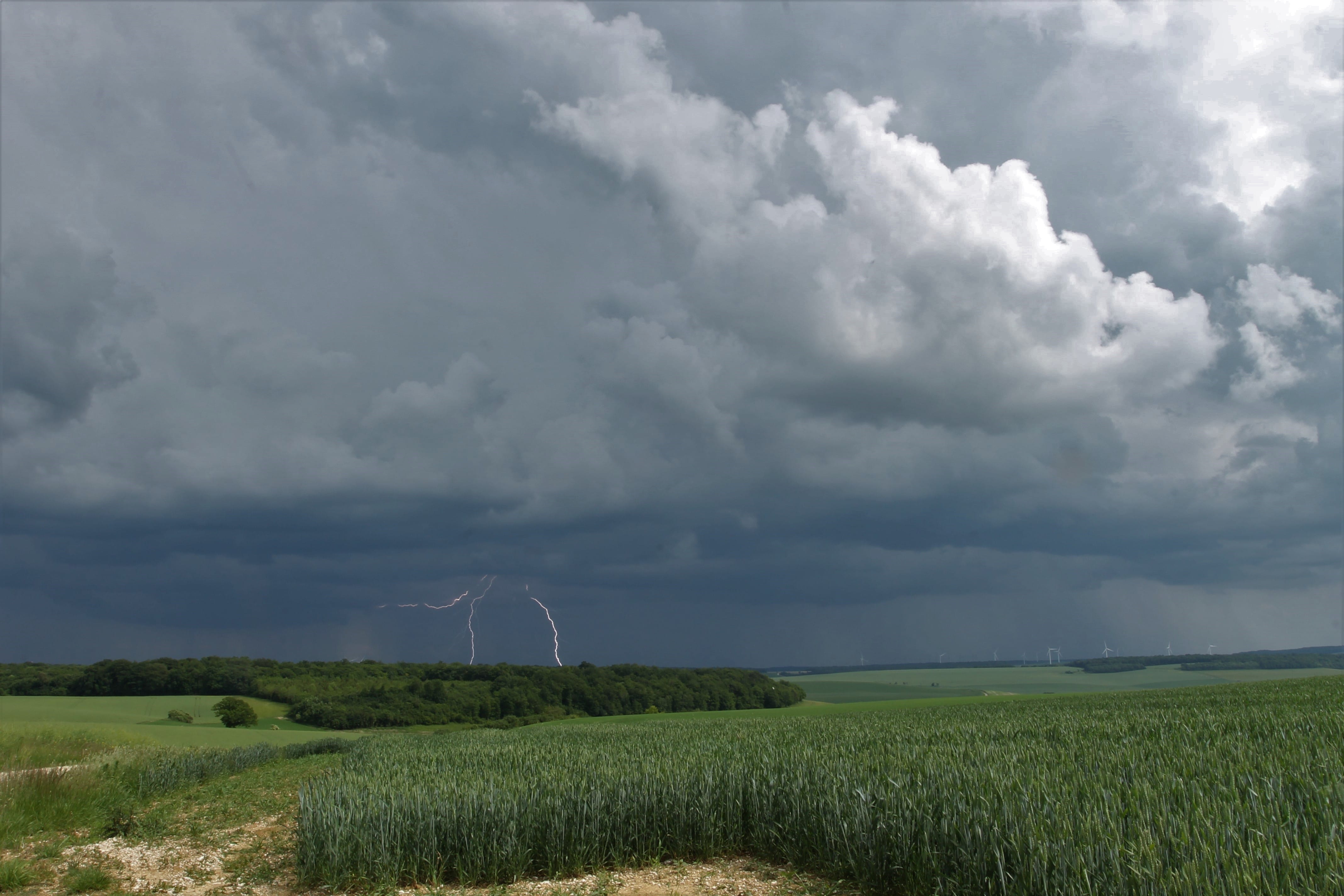 Orage dans le sud-est de la Meuse, avec deux impacts de foudre. - 22/05/2018 15:28 - Frédéric LEJAILLE