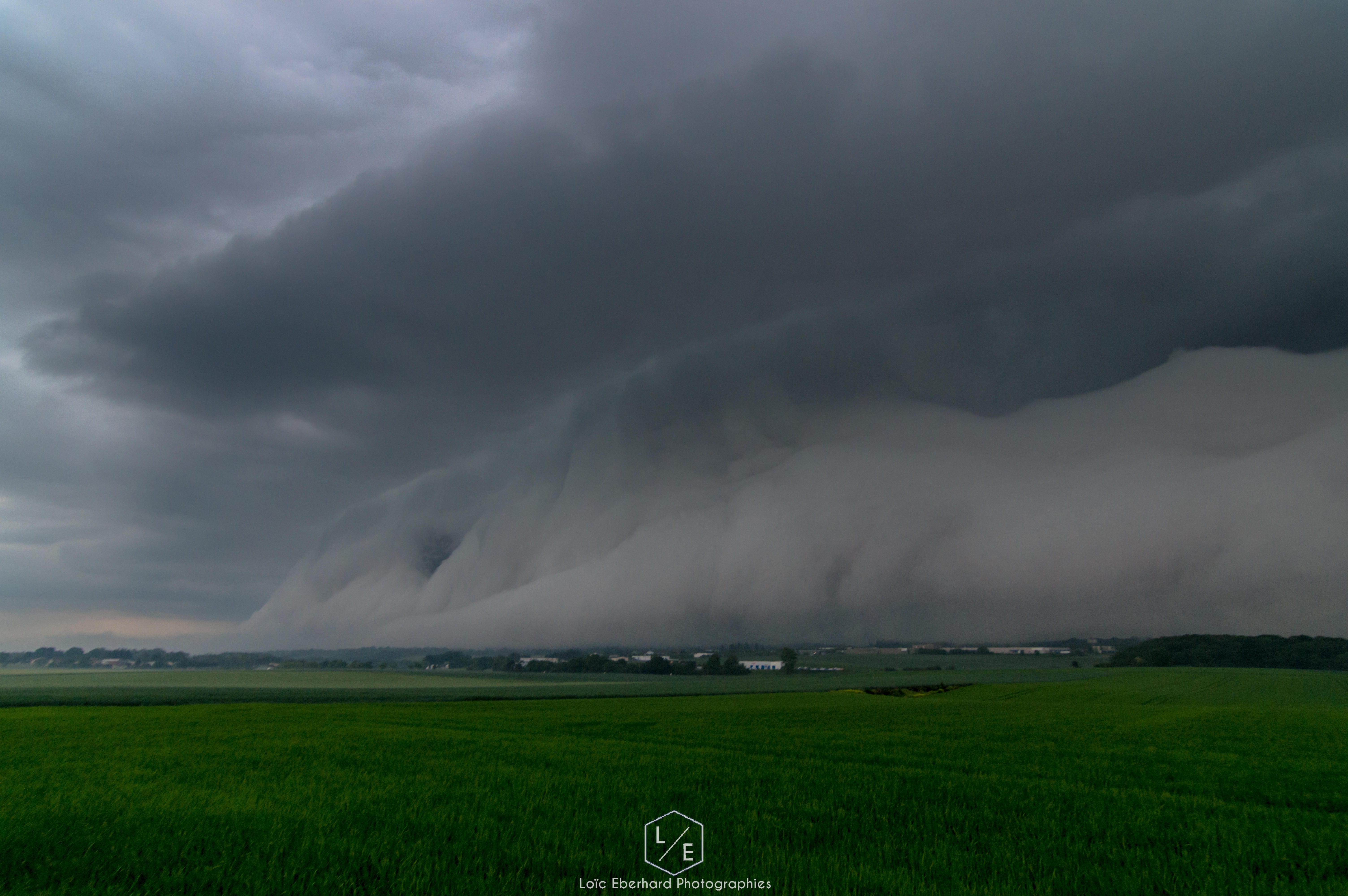 Arcus impressionant hier soir dans les environs de Longwy ce dernier rasait littéralement le sol - 23/05/2018 20:30 - Loïc Eberhard