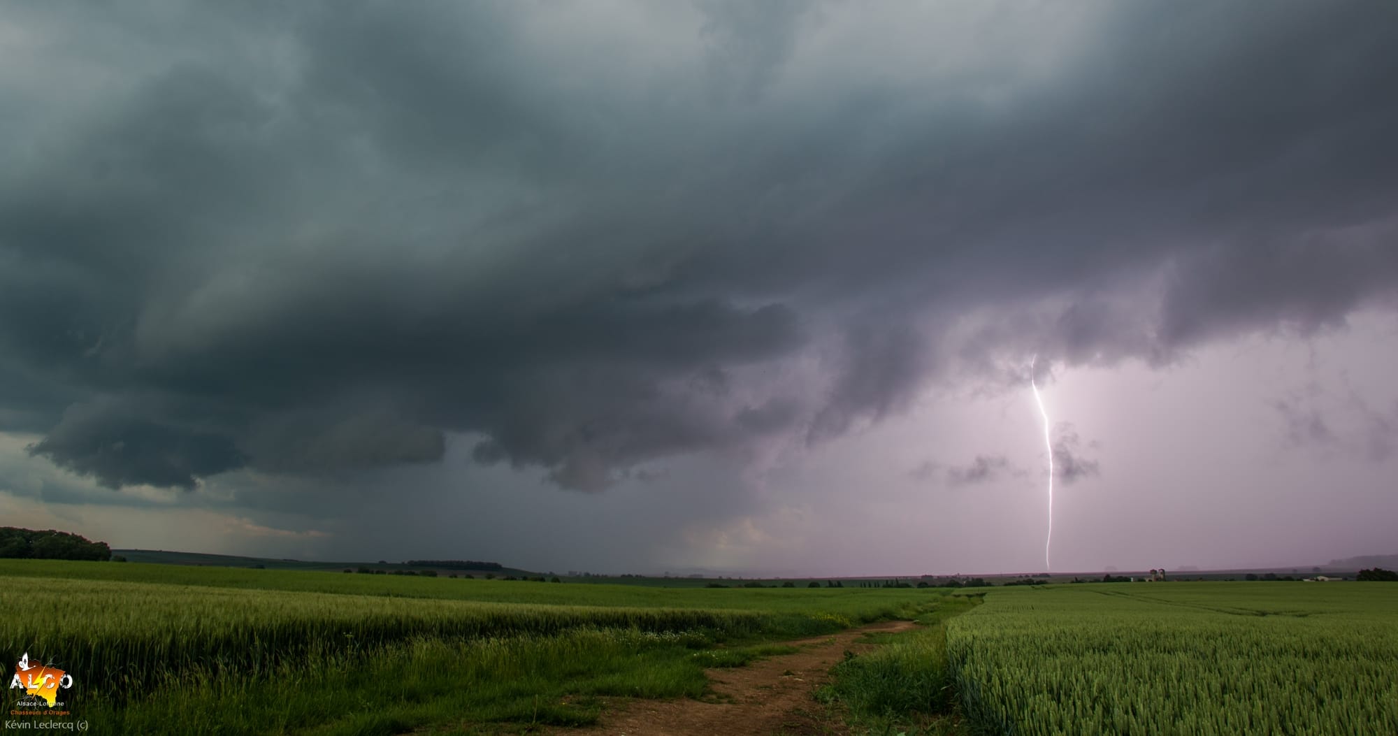 Orage assez puissant a la frontière entre la Meurthe-Et-Moselle et la Moselle en Lorraine, vue ici sur un impact positif sur un pylône ! - 24/05/2018 18:00 - Kévin Leclercq