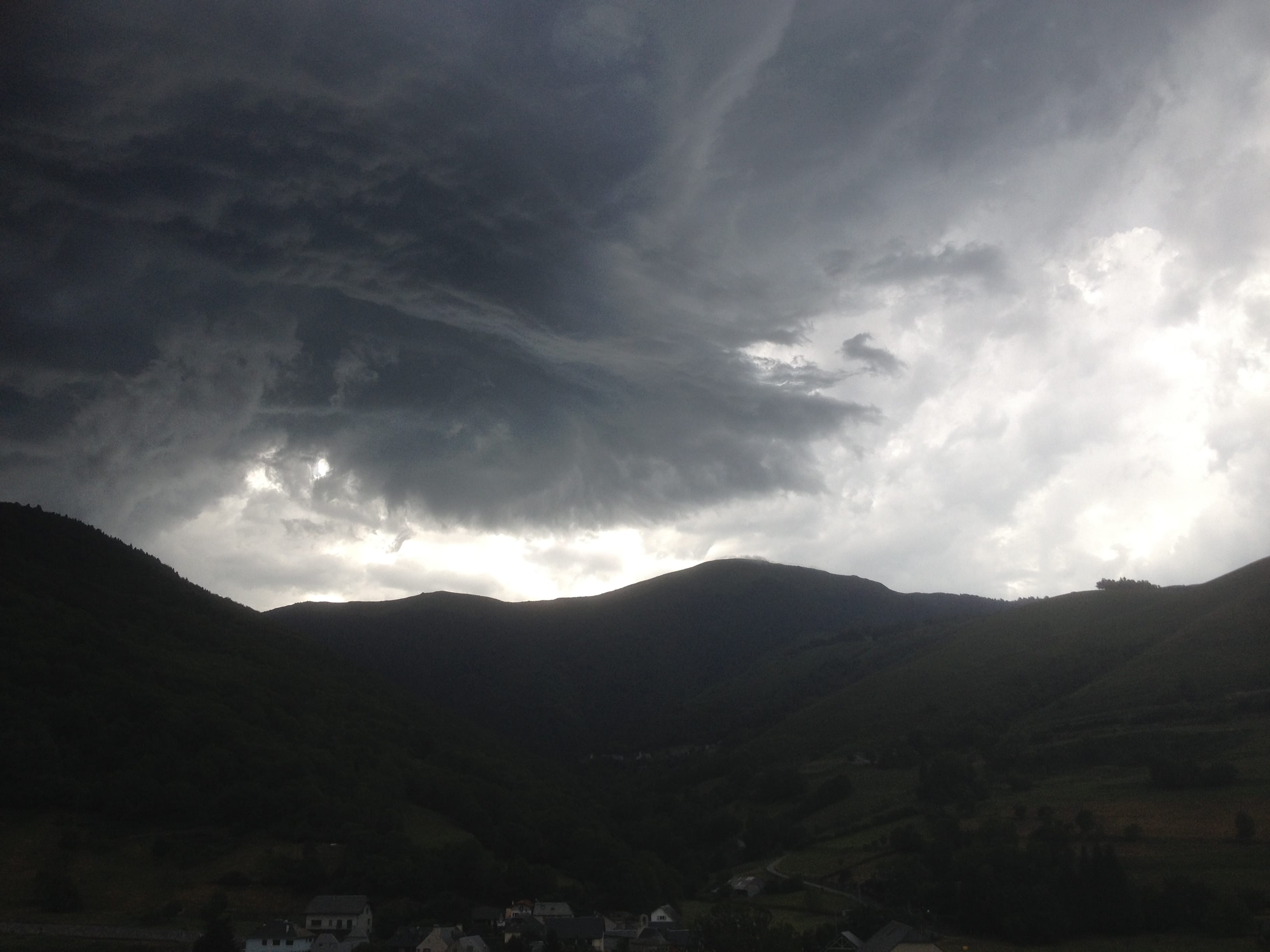 Orage à Arreau, dans les Hautes-Pyrénées, en fin d'après-midi. - 04/07/2016 20:00 - Jean-Michel Tessier