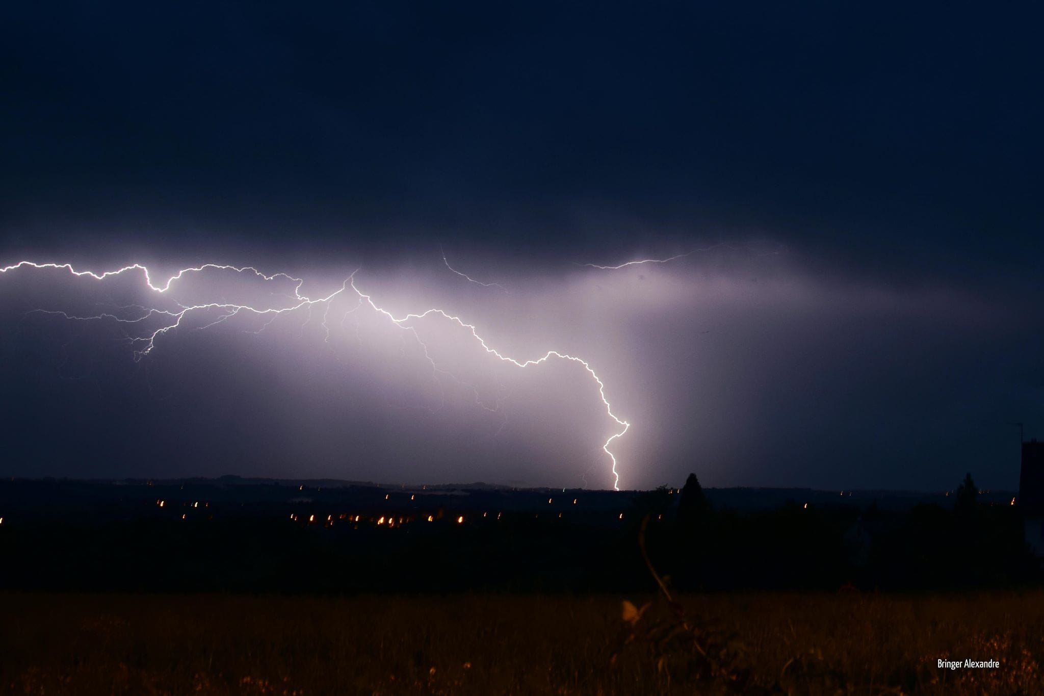 Impact de foudre capturé dans l'Aveyron. - 07/05/2018 22:00 - Alex DEVIS