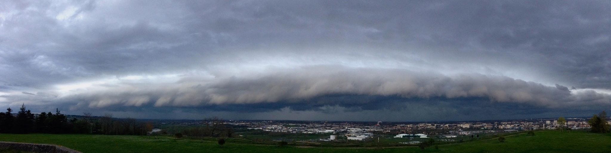 Arrivée des orages hier vers 19h30 avec un arcus à l'avant observé sur les collines de Pech David près de Toulouse. - 09/04/2018 19:40 - Nicolas Legendre