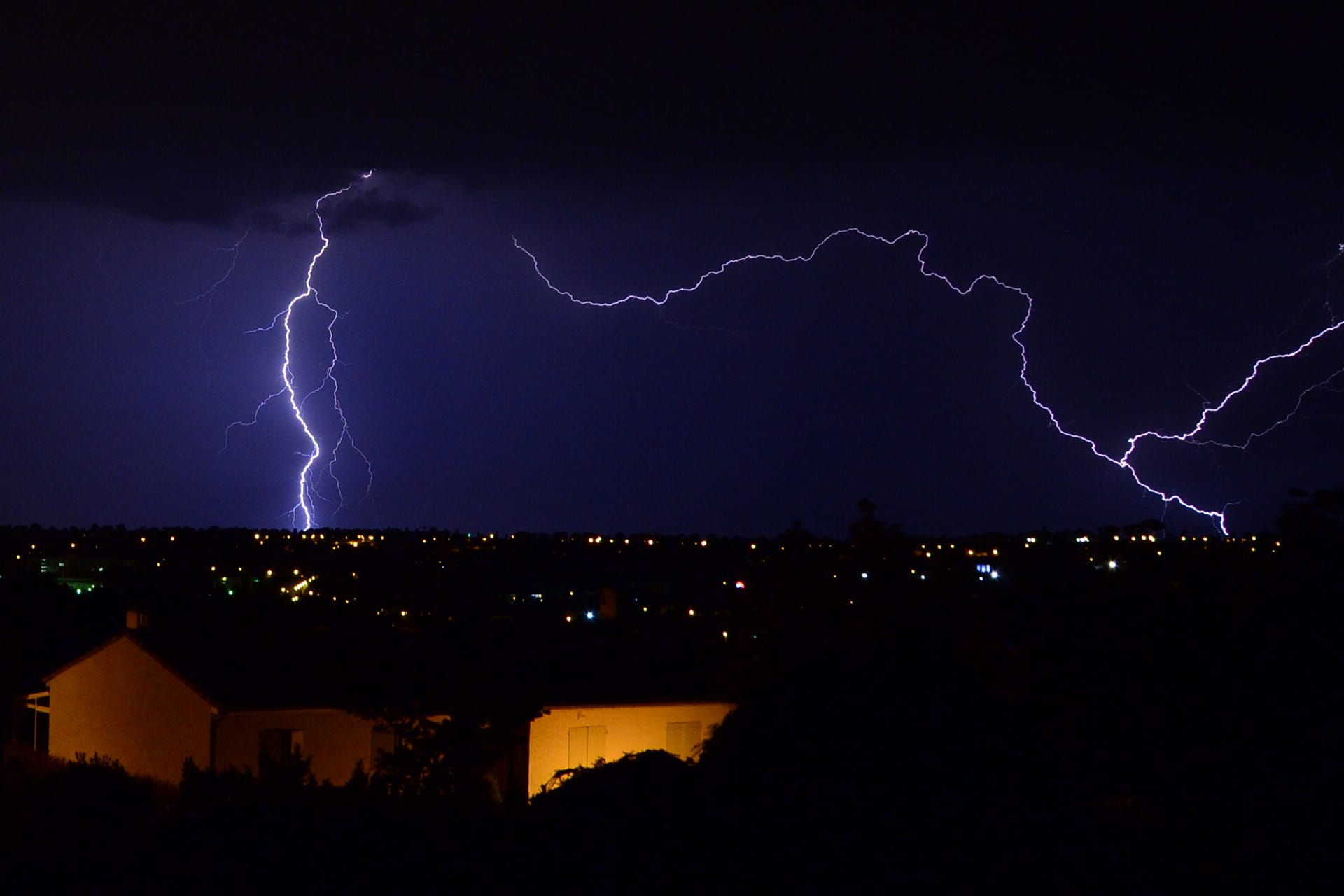 Orage très esthétique en fin de nuit sur le midi-toulousain - 11/07/2016 06:00 - Andrea Betti