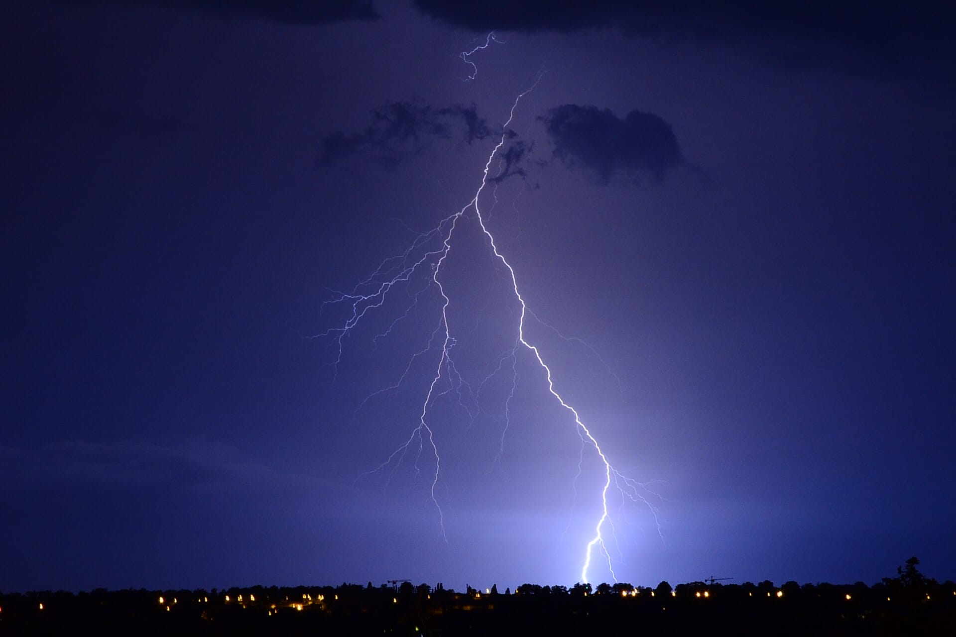 Orage très esthétique en fin de nuit sur le midi-toulousain. - 11/07/2016 06:00 - Andrea Betti