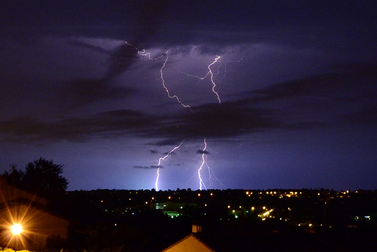 Orage très esthétique en fin de nuit sur le midi-toulousain. - 11/07/2016 06:00 - Andrea Betti