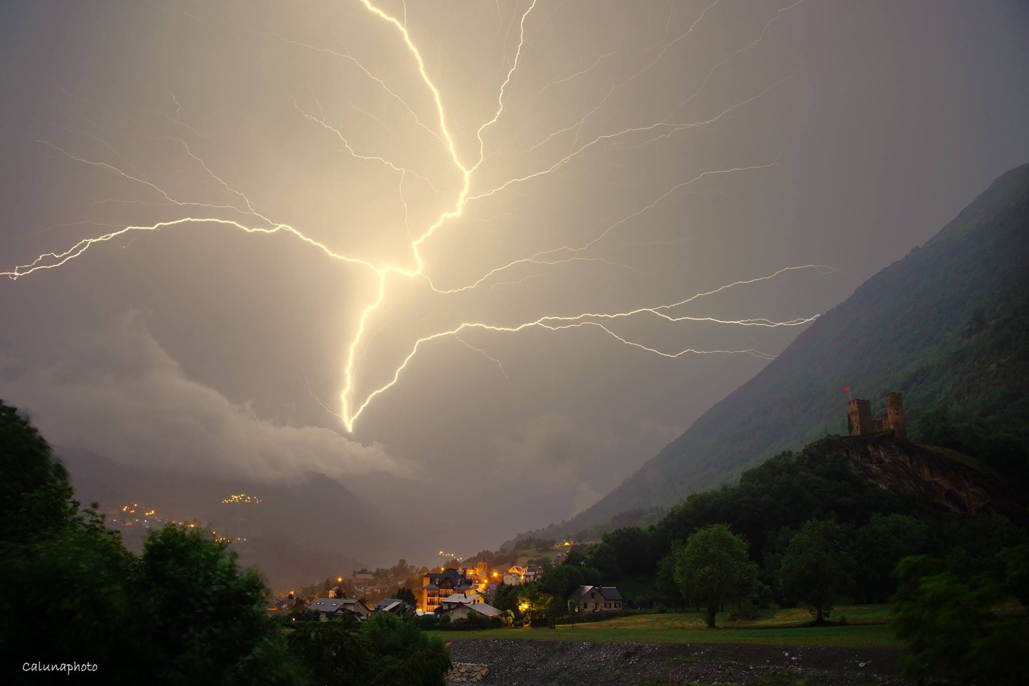 A 4h30 sur le sommet du Viscos depuis Luz-Saint-Sauveur (65). Une nuit complète d'orages et seulement une demi-heure de ciel à peu près dégagé des nuages bas. - 11/07/2016 06:30 - Ronan ROGER