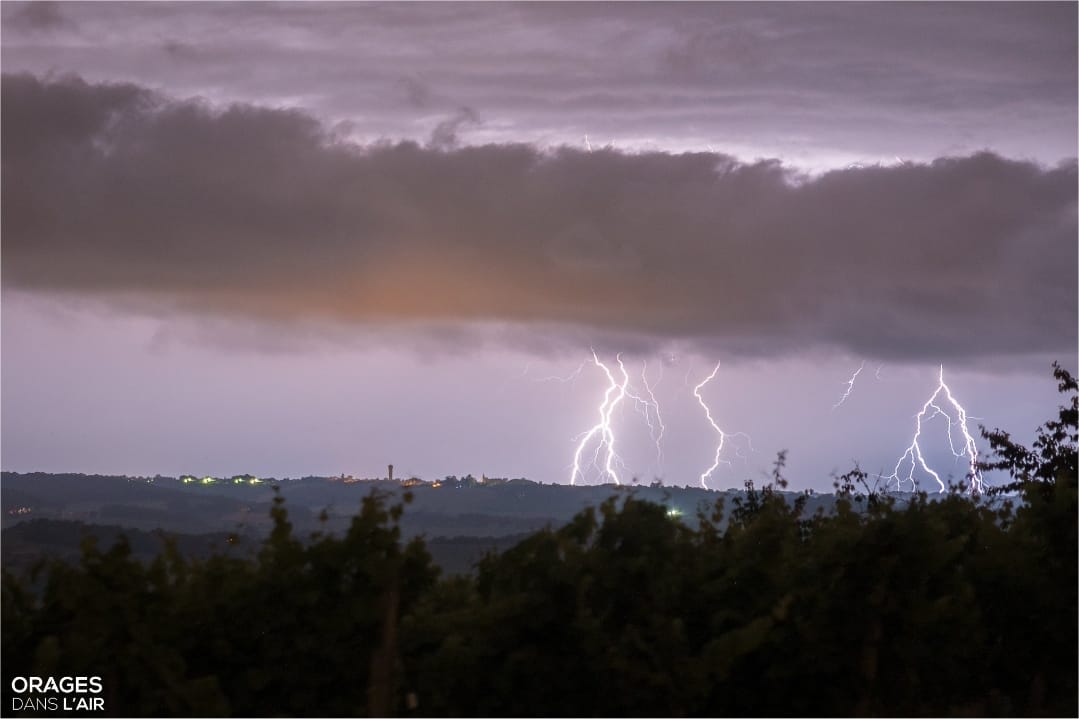 Nuit électrique avec de multiples décharges et impacts de foudre. - 11/07/2016 05:00 -  Météo64