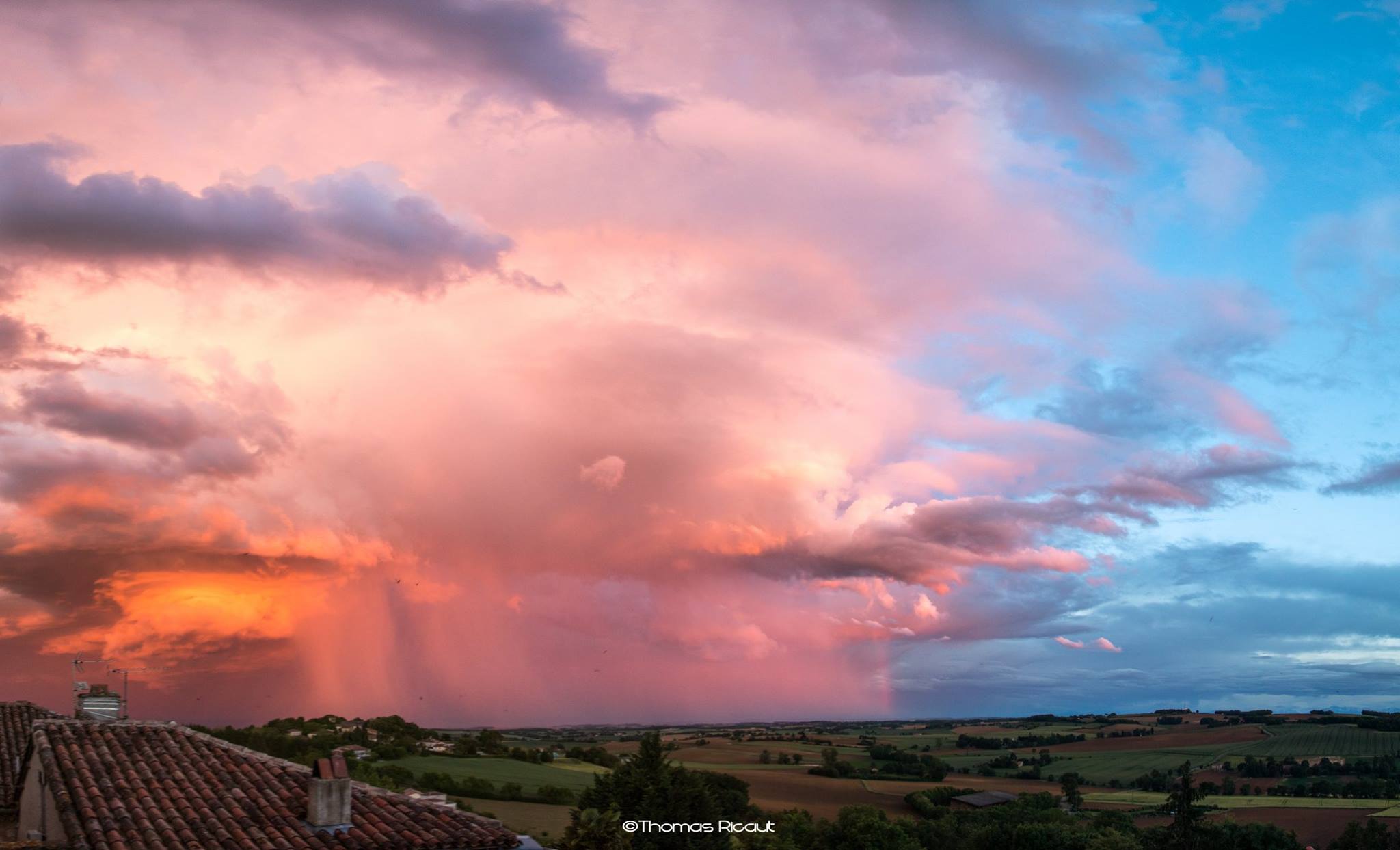 Déluge de couleurs aux abords de cet orage, à La Sauvetat (32), le soir du 11 mai 2017 - 11/05/2017 20:00 - Thomas RICAUT