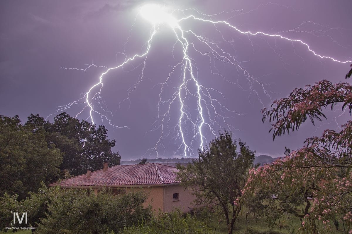 Albi - Des orages modérés arrivent du sud-ouest avec une première partie qui passe un peu plus au nord du département du Tarn et de faible intensité, La demi-heure suivante voit arriver une cellule un peu plus active avec de beaux ramifiés. - 12/07/2016 02:24 - Marc VENON